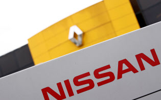 日産とルノーのロゴ=ロイター 日産とルノーのロゴ=ロイター