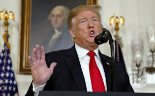 19日、不法移民対策と政府閉鎖問題についてホワイトハウスで演説するトランプ大統領=AP 19日、不法移民対策と政府閉鎖問題についてホワイトハウスで演説するトランプ大統領=AP