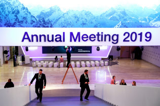 米英仏などの首脳は会議を欠席する(20日、会議が行われるダボスの会場)=ロイター 米英仏などの首脳は会議を欠席する(20日、会議が行われるダボスの会場)=ロイター