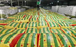 精米されたコメがミャンマーの国旗柄を模した袋に詰められ、欧州への輸出を待つ(ヤンゴン)