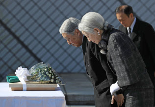 「戦没船員の碑」に献花し、拝礼する天皇、皇后両陛下(21日午後、神奈川県横須賀市の観音崎公園)=代表撮影 「戦没船員の碑」に献花し、拝礼する天皇、皇后両陛下(21日午後、神奈川県横須賀市の観音崎公園)=代表撮影