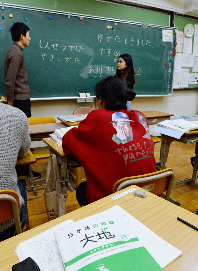 外国人の若者 夜間中学に集う 日本定住の足がかりに 日本経済新聞