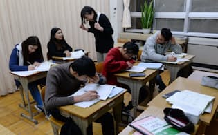 夜間中学で日本語を学ぶ外国人（12月、東京都葛飾区）