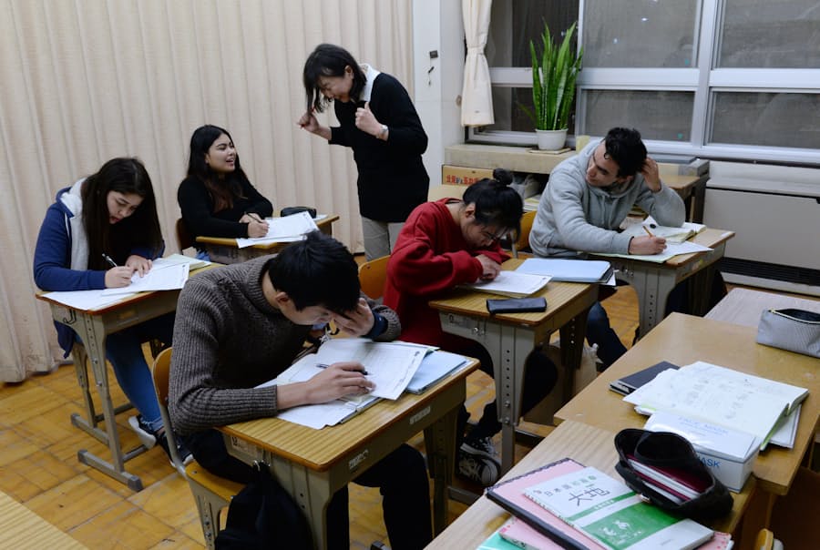 外国人の若者 夜間中学に集う 日本定住の足がかりに 日本経済新聞
