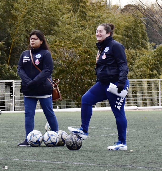 Jfl昇格の鈴鹿が始動 初の女性監督 男女差ないと示す 日本経済新聞