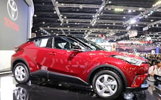 トヨタはタイでSUV「C-HR」などのハイブリッド車を販売している（17年11月の現地自動車ショー）