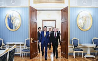 22日、モスクワのクレムリンで行われた会談で、ロシアのプーチン大統領（右）と歩く安倍首相=クレムリン提供・ロイター