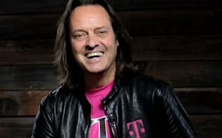 米携帯3位のTモバイルUSのジョン・レジャー最高経営責任者（CEO）。派手なピンクのTシャツ姿が定番だ。