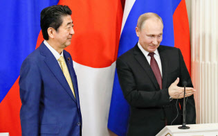 安倍首相(左)とロシアのプーチン大統領=共同 安倍首相(左)とロシアのプーチン大統領=共同