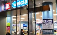 ウエルシアは24時間営業の店舗を増やしている（東京都新宿区）