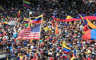 23日に開催された反政府デモでは、ベネズエラ国旗とともに米国の星条旗も掲げられた（カラカス）=ロイター