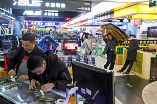 ハイテク関連の分厚い企業集積が、わずか30年ほどで深圳を世界的な起業の都市に変貌させた。(2018年12月、深圳市の電気街)=ロイター ハイテク関連の分厚い企業集積が、わずか30年ほどで深圳を世界的な起業の都市に変貌させた。(2018年12月、深圳市の電気街)=ロイター
