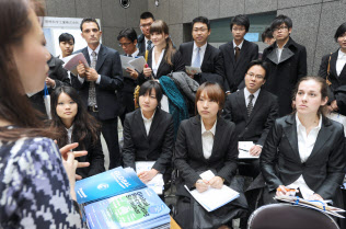 就活市場では外国人学生がライバルに 就活市場では外国人学生がライバルに