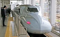 JR博多駅を出発する九州新幹線「つばめ」