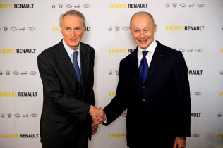 仏ルノーのスナ-ル新会長(左)とボロレ最高経営責任者(CEO)=ロイター 仏ルノーのスナ-ル新会長(左)とボロレ最高経営責任者(CEO)=ロイター
