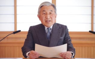 東日本大震災発生5日後、国民に向けてお言葉を述べる天皇陛下(2011年3月、皇居・御所)=宮内庁提供 東日本大震災発生5日後、国民に向けてお言葉を述べる天皇陛下(2011年3月、皇居・御所)=宮内庁提供