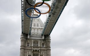 ロンドン大会でも巨大な五輪マークが機運を高めるのに一役買った（2012年7月9日、ロンドン)
