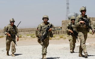 パトロールをする米軍の兵士たち（アフガニスタン）=ロイター