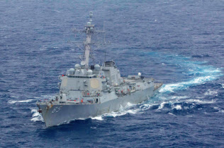 南シナ海を航海中の米イージス駆逐艦=ロイター 南シナ海を航海中の米イージス駆逐艦=ロイター