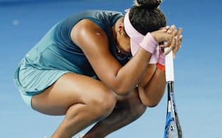 テニスの全豪オープン女子シングルスでペトラ・クビトバ選手を破って優勝し、コートにうずくまる大坂なおみ選手（26日、メルボルン）=共同