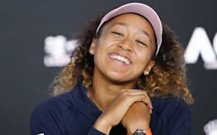 テニスの全豪オープン女子シングルスで優勝し、笑顔で記者会見する大坂なおみ（27日、メルボルン）=共同