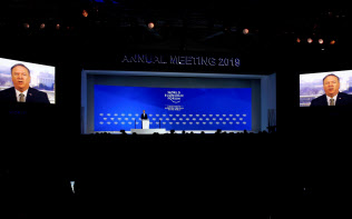 ビデオで参加したポンペオ米国務長官は中国を批判した(22日、ダボス会議の会場)=ロイター ビデオで参加したポンペオ米国務長官は中国を批判した(22日、ダボス会議の会場)=ロイター