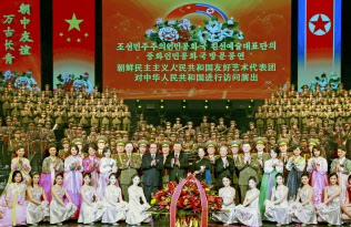 北朝鮮の友好芸術団と写真に納まる、中国の習近平国家主席(2列目中央)。同左は朝鮮労働党の李洙墉副委員長=新華社・共同) 北朝鮮の友好芸術団と写真に納まる、中国の習近平国家主席(2列目中央)。同左は朝鮮労働党の李洙墉副委員長=新華社・共同)