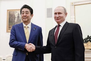 会談前に握手するロシアのプーチン大統領（右）と安倍首相（2019年１月22日、モスクワのクレムリン）＝共同