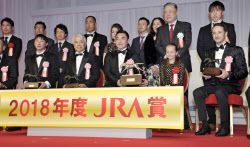 アーモンドアイの関係者ら表彰 18年度jra賞授賞式 日本経済新聞