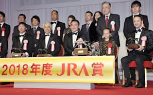JRA賞授賞式で年度代表馬などに選ばれたアーモンドアイの関係者らと騎手大賞を受賞したクリストフ・ルメール騎手（前列右端）=共同