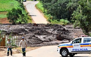 ダムから流出した汚泥により道路が寸断されるなど、被害は広範囲に広がる（28日、ブラジル南東部ブルマジニョ）