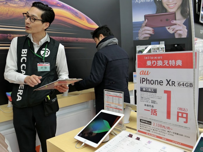 1円スマホ 駆け込み販売 セット値引き禁止前に 日本経済新聞 1円スマホ 駆け込み販売 セット値引き禁止前に 日本経済新聞