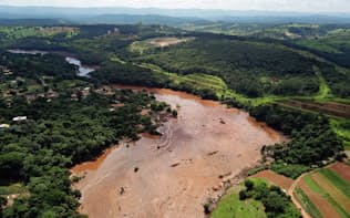 ダムの決壊で、汚泥で埋め尽くされた川の様子（28日、ブラジル南東部ブルマジニョ）