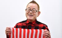 1946年茨城県生まれ。16歳で上京し、20歳でプロのマジシャンとして活動を始める。「お笑いスター誕生!!」（日本テレビ系）で注目を集め、日本放送演芸大賞ホープ賞などを受ける。