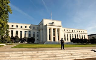 FOMCは金融政策の現状維持を決め、追加利上げを見送った（写真はワシントンのFRB本部）=ロイター