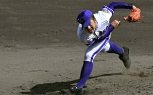 2018年夏の全国高校野球選手権大会決勝戦で力投する金足農の吉田輝星=共同 2018年夏の全国高校野球選手権大会決勝戦で力投する金足農の吉田輝星=共同