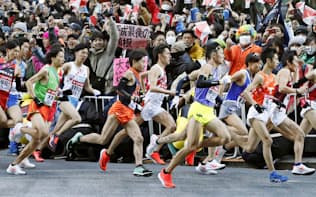 2019年の箱根駅伝では出場選手の4割がナイキ製だったという（1月2日、東京・大手町）=共同