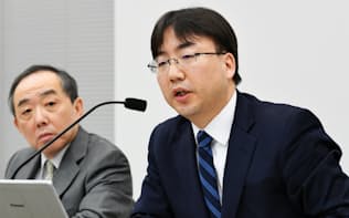 任天堂の古川俊太郎社長(右)は「スイッチ」の拡販に自信をみせる(31日午後、大阪市中央区)