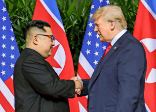 2018年6月、会談する北朝鮮の金正恩朝鮮労働党委員長(左)とトランプ米大統領(シンガポール)=共同 2018年6月、会談する北朝鮮の金正恩朝鮮労働党委員長(左)とトランプ米大統領(シンガポール)=共同