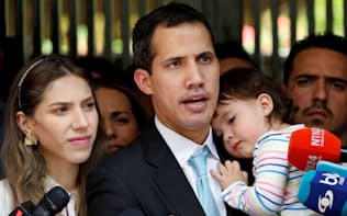 31日、家宅捜索後、家族と記者会見するグアイド国会議長（カラカス）=ロイター