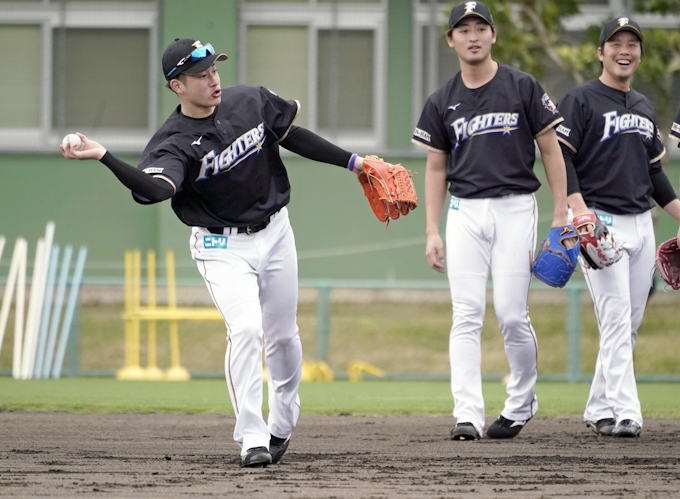 プロ野球 キャンプイン 吉田輝 根尾らが始動 日本経済新聞