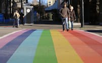 多様性を象徴する「レインボーフラッグ」は、LGBT（性的少数者）の権利と尊厳を訴える旗印。海外では、その虹色を横断歩道にしているところも（カナダ・バンク―バーで）