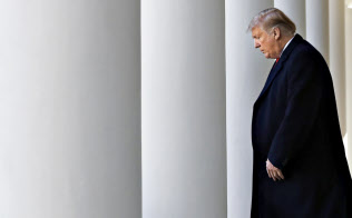 トランプ大統領の支持率は政府機関が閉鎖されていた間、下がったが、急落まではしなかった=AP トランプ大統領の支持率は政府機関が閉鎖されていた間、下がったが、急落まではしなかった=AP