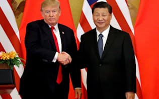 トランプ米大統領（左）と習近平・中国国家主席は首脳会談での決着を探る=ロイター