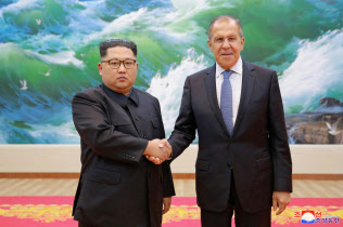 ロシアはロ朝首脳会談へ調整を進めている(2018年5月に訪朝し金正恩委員長(左)と会談したラブロフ外相)=ロイター ロシアはロ朝首脳会談へ調整を進めている(2018年5月に訪朝し金正恩委員長(左)と会談したラブロフ外相)=ロイター