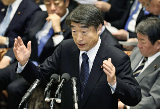 衆院予算委で答弁する根本厚労相(5日午前)=共同 衆院予算委で答弁する根本厚労相(5日午前)=共同