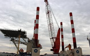 洋上風力発電用の風車を据え付ける五洋建設のSEP船（横浜市磯子区）
