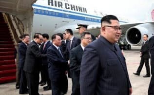 米朝首脳会談のため中国に借りた中国国際航空機でシンガポールに降り立った金正恩氏(2018年6月)=ロイター/シンガポール情報通信省 米朝首脳会談のため中国に借りた中国国際航空機でシンガポールに降り立った金正恩氏(2018年6月)=ロイター/シンガポール情報通信省