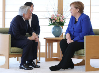 ドイツのメルケル首相と面会する天皇陛下(5日、皇居・御所の小広間)=代表撮影 ドイツのメルケル首相と面会する天皇陛下(5日、皇居・御所の小広間)=代表撮影