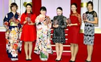 日本女子プロゴルフ協会で2018年シーズンの敢闘賞に選ばれた（左から）大里、新垣、勝、小祝、松田鈴英、原=共同
